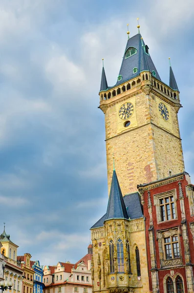 Verticale foto van het beroemde oude stadhuis in de Tsjechische hoofdstad Praag. Gefotografeerd tijdens zonsopgang gouden uur met donkere wolken boven. Populaire toeristische plek en beroemde site. Horologe Tower. Prachtige steden — Stockfoto