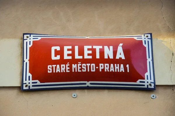Cartel callejero rojo en Praga, República Checa con texto en blanco: Celetna street, Old Town, Prague 1. Señales de orientación, centro de la ciudad. Fachada del edificio —  Fotos de Stock