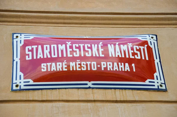 Cartel callejero rojo en Praga, República Checa con texto en blanco: Old Town Square, Old Town, Praga 1. Señales de orientación, centro de la ciudad. Fachada del edificio —  Fotos de Stock