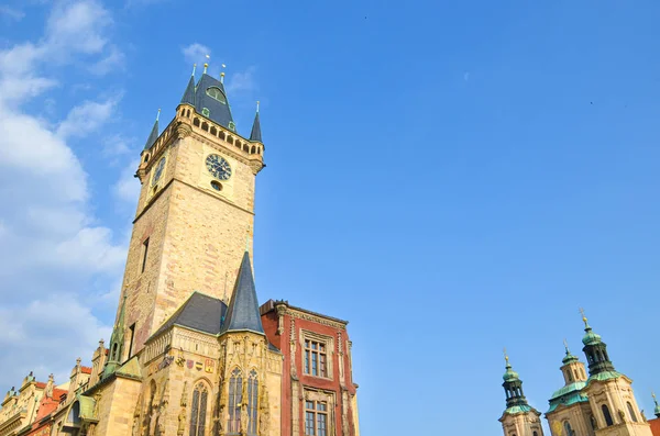 Prachtige oude stadhuis in Praag, Tsjechië gefotografeerd tijdens de ochtend gouden uur van beneden. Blauwe hemel boven. Historische site, populaire toeristische plaats. Geweldige Czechia — Stockfoto