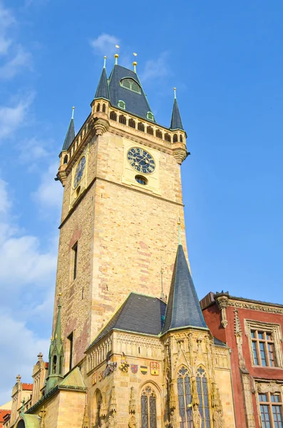 Verticale afbeelding van verbazingwekkende oude stadhuis in Praag, Tsjechische Republiek. Genomen tijdens de ochtend gouden uur van beneden tegen blauwe hemel. Zonnige dag. Beroemde toeristische plek. Beautiful Bohemia, Tsjechië — Stockfoto