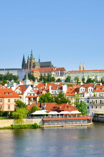 Increíble paisaje urbano de Praga, República Checa con el famoso Castillo de Praga. El casco antiguo de la capital checa se encuentra a lo largo del río Moldava. Destino turístico popular. Chequia — Foto de Stock