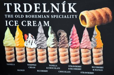 Prag, Çek Cumhuriyeti - 27 Haziran 2019: Trdelnik satan sokak standı işareti - geleneksel Çek tatlısı ve popüler Bohem yemeği. Dolgu ile tatlı rulo, genellikle dondurma. Lezzetli kek, fırın