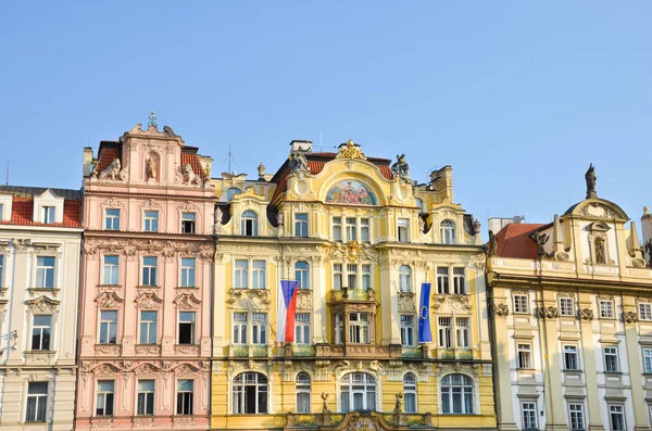 Casas históricas tradicionales con fachadas de colores en la Plaza de la Ciudad Vieja en la hermosa Praga, República Checa. Disparo en la hora dorada de la mañana. Centro de la ciudad, puntos de referencia. Lugar turístico — Foto de Stock