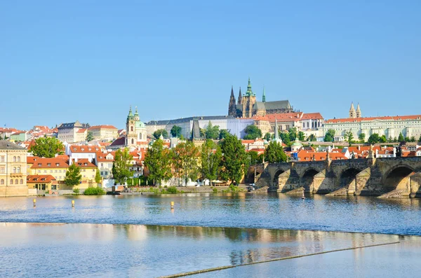 Impresionante paisaje urbano de Praga, Bohemia, República Checa fotografiado con el Castillo de Praga dominante y el Puente de Carlos. El hermoso centro histórico está a lo largo del río Moldava. Ciudades, Europa — Foto de Stock