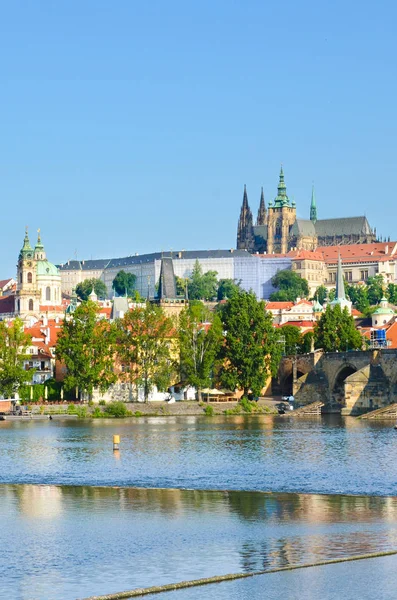 Increíble horizonte de Praga, Bohemia, República Checa con el Castillo de Praga dominante y parte del Puente de Carlos. El casco antiguo histórico se encuentra a lo largo del río Moldava. Praga, Chequia. Ciudades europeas — Foto de Stock