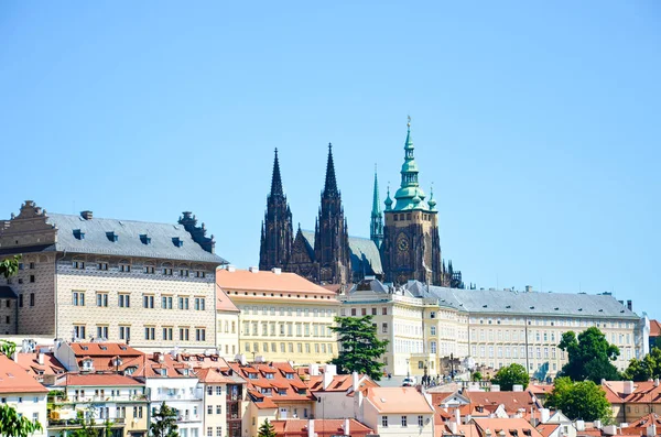Increíble vista del Castillo de Praga y la Catedral de San Vito en Praga, República Checa fotografiado en un día claro con edificios históricos alrededor del castillo. Capital checa, lugar turístico. Bohemia, Chequia — Foto de Stock