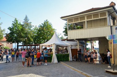 Lozan, İsviçre - 9 Temmuz 2019: Festival de la Cite İsviçre şehrinin sokaklarında. Konserler, tiyatro, dans, görsel sanatlar veya sirk ile geleneksel kültürel olay. 6 günde 100.000 ziyaretçiye kadar