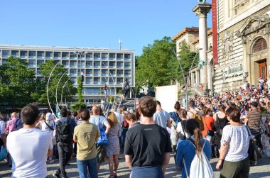 Lozan, İsviçre - 9 Temmuz 2019: Festival de la Cite İsviçre şehrinin sokaklarında. Konserler, tiyatro, dans, görsel sanatlar veya sirk ile geleneksel kültürel olay. 6 günde 100.000 ziyaretçiye kadar