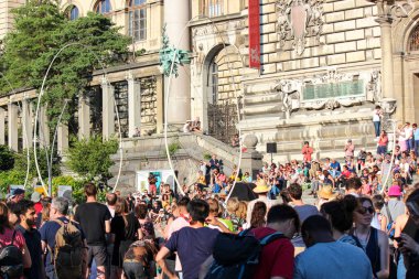 Lozan, İsviçre - 9 Temmuz 2019: Festival de la Cite İsviçre şehrinin sokaklarında. Konserler, tiyatro, dans, görsel sanatlar veya sirk ile geleneksel kültürel olay. 6 günde 100.000 ziyaretçiye kadar