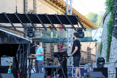 Lozan, İsviçre - 9 Temmuz 2019: Festival de la Cite İsviçre şehrinin sokaklarında. Konserler, tiyatro, dans, görsel sanatlar veya sirk ile geleneksel kültürel olay. 6 günde 100.000 ziyaretçiye kadar