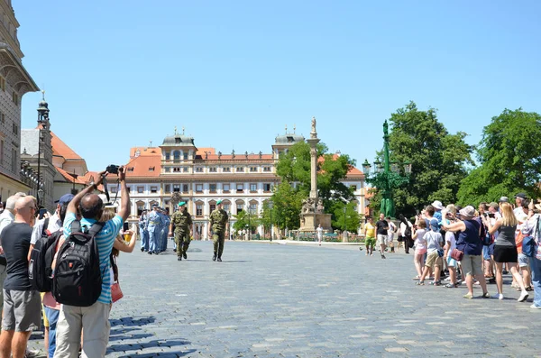 Praga, República Checa - 27 de junio de 2019: Turistas observando el tradicional cambio de guardia de honor frente al Castillo de Praga. Guardia del Castillo de Praga. Mucha gente. Atracción turística — Foto de Stock