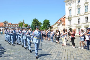 Prag, Çek Cumhuriyeti - 27 Haziran 2019: Prag Kalesi önünde onur muhafızlarının geleneksel değişimini izleyen turistler. Prag Kalesi Muhafızı. Kalabalık insanlar. Turistik