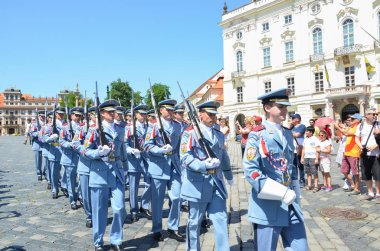 Prag, Çek Cumhuriyeti - 27 Haziran 2019: Prag Kalesi önünde onur muhafızlarının geleneksel değişimini izleyen turistler. Prag Kalesi Muhafızı. Kalabalık insanlar. Turistik