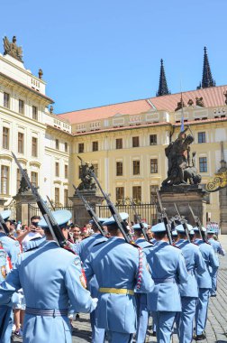 Prag, Çek Cumhuriyeti - 27 Haziran 2019: Prag Kalesi önünde onur muhafızlarının geleneksel değişimini izleyen turistler. Prag Kalesi Muhafızı. Kalabalık insanlar. Turistik