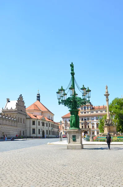 Praga, República Checa - 27 de junio de 2019: Plaza de la Hradjalá histórica, en checo Hradcanske namesti, situado frente al famoso castillo de Praga. Palacio Schwarzenberg, Columna de la Placa Mariana. Europa ciudades — Foto de Stock