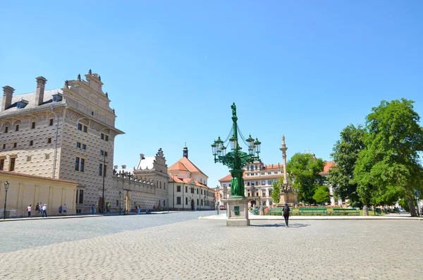 Praga, República Checa - 27 de junio de 2019: Hermosa Plaza de Hradthe, en checo Hradcanske namesti, situado junto al famoso Castillo de Praga. Palacio Schwarzenberg, Columna de la Placa Mariana. Chequia — Foto de Stock