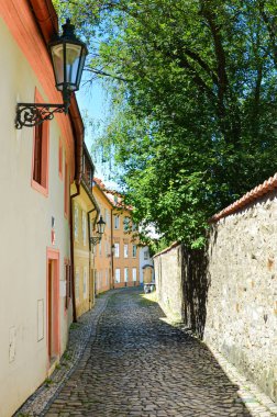 Novy Svet, Prag, Çek Cumhuriyeti'nde arnavut kaldırımlı muhteşem dar sokaklar. Çek başkenti birçok turistik ile güzel tarihi bir şehirdir. Seyahat yeri. Avrupa şehirleri. Çekya, Avrupa