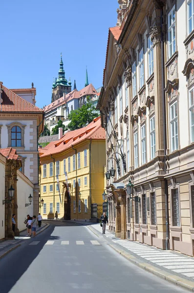 Praga, República Checa - 27 de junio de 2019: Hermosas calles en Mala Strana, Ciudad Pequeña de Praga. Centro histórico de la capital checa. Castillo de Praga en el fondo. Ciudades increíbles, Europa — Foto de Stock