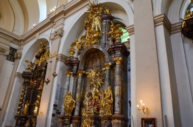 Prag, Çek Cumhuriyeti - 27 Haziran 2019: Muzaffer Hanımımızın Ayrımcı Carmelite Kilisesi'nde Prag'ın Bebek İsa'sı. Dini bir dönüm noktası, Roma Katolik, inanç kavramı. Din. Praga, Çekya