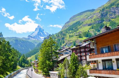Amazing Zermatt, İsviçre. Baskın Matterhorn dağ ile arka planda güzel alp manzara. İsviçre Alpleri, doğal manzara. Popüler turistik yer