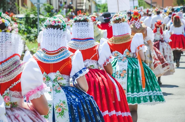 Geleneksel Çek folklor kostümleri geçit töreni sırasında genç kadınlar. Güney Moravya, Çekya'da fotoğraflandı. Moravya motifleri. Şenlikli, gelenek