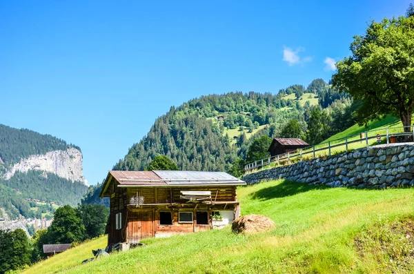 Hermosa cabaña de montaña cerca de Lauterbrunnen en los Alpes suizos. Impresionante paisaje alpino en temporada de verano. Día soleado, colinas verdes. Chalet en Suiza. Alpes suizos — Foto de Stock