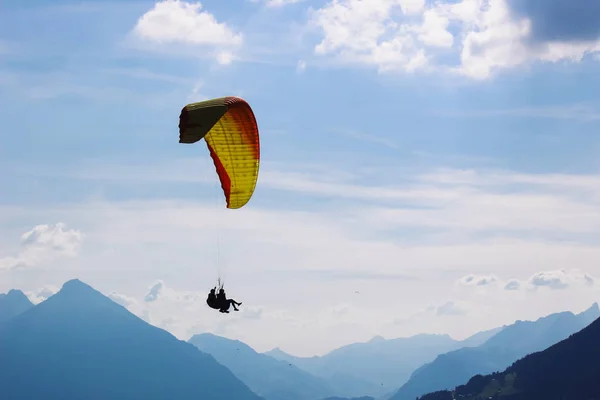 Tandem paragliding in Swiss Alps. Silhouettes of paragliders and beautiful mountains. Extreme sport, adventure sports. Adventurous lifestyle. Concept, conceptual — Stock Photo, Image