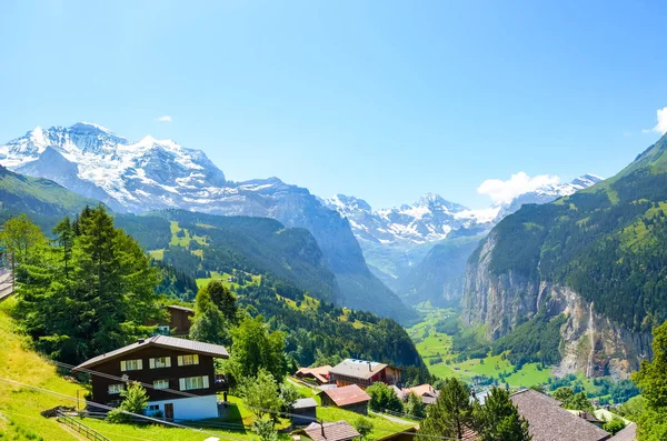 Pintoresco pueblo alpino de Wengen, Suiza. Famoso Lauterbrunnen y Staubbach cae en segundo plano. Alpes suizos con nieve encima. Suiza en verano. Paisaje alpino — Foto de Stock