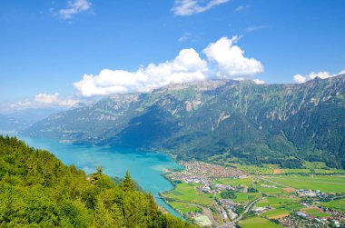 Interlaken Turkuaz Gölü Brienz, Harder Kulm yukarıdan İsviçre. İnanılmaz İsviçre manzarası. Yeşil tepeler, İsviçre Alpleri. Yaz Alp manzara. Doğa