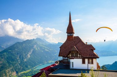 Interlaken Harder Kulm üst çarpıcı görünümü, İsviçre yaz aylarında etrafında uçan yamaç paraşütçüleri ile fotoğraflandı. Arka planda Tepelik Alp manzara ve Thun Gölü. Yamaç paraşütü, gün batımı