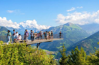 Harder Kulm, Interlaken, İsviçre - 16 Temmuz 2019: Swiss Interlaken'in üzerindeki izleme platformunda fotoğraf çeken turistler. Arka planda Alpler. Güzel dağlar. İnsanlar, turizm. Bakış açısı
