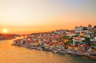 Porto şehir merkezi ve Douro nehri, Portekiz üzerinde muhteşem gün batımı. Dom Luis I Bridge, bölgenin güzel manzarasını sunduğu için popüler bir turistik noktadır.