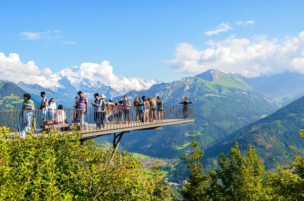 Harder Kulm, Interlaken, İsviçre - 16 Temmuz 2019: Swiss Interlaken'in üzerindeki izleme platformunda fotoğraf çeken turistler. Arka planda Alpler. Güzel dağlar. İnsanlar, turizm. Bakış açısı