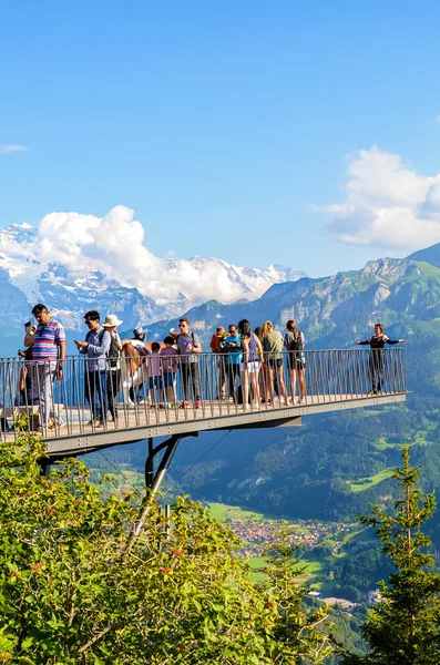 Harder Kulm, Interlaken, Szwajcaria-Lipiec 16 2019: ludzie biorą obraz na platformie widokowej nad Szwajcarską Interlaken. Alpy w tle. Niesamowite góry. Ludzie, turystyka. Alpejski krajobraz — Zdjęcie stockowe
