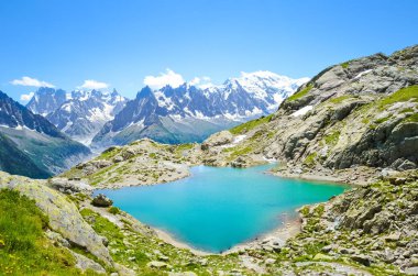 Fransız Alpleri'nin güzel manzarası. Turkuaz Gölü Blanc, Fransız Lac Blanc arka planda Mount Blanc ve diğer yüksek Alp dağları ile güneşli bir yaz gününde fotoğraflandı. İnanılmaz doğa, Fransa