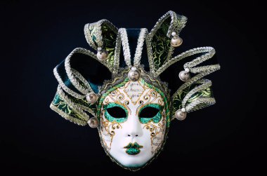 Siyah arka planda izole Venedik karnaval maskesi. Venedik'te geleneksel karnaval. Parıltılı yeşil ve beyaz maske. Maskeli balo. Mardi Gras, kostümler. Kavram, soyut