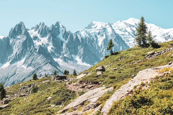 Avrupa'nın en yüksek dağı Mount Blanc da dahil olmak üzere karla kaplı dağlar ile Alp manzara. Chamonix, Fransa yakınlarında yaz sonunda fotoğraflandı. Yazın Fransız Alpleri. Macera, dağ yürüyüşü