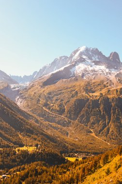 Chamonix, Fransa yakınlarındaki Alpler'de dağların üzerinde inanılmaz gün batımı. Arka planda karla kaplı dağlar. Dağlar gün batımı. Yaz sonu, sonbahar. Dağ siluetleri. İnanılmaz doğa