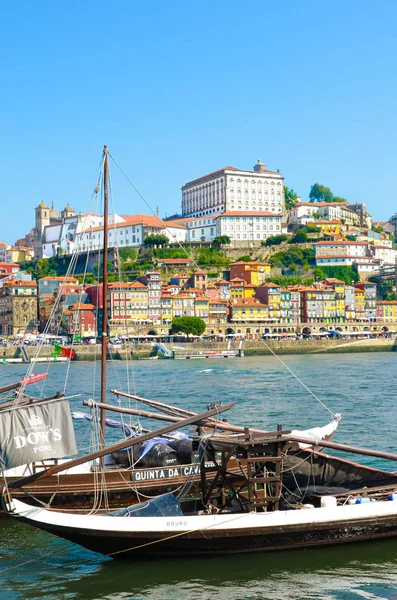 Oporto, Portugal - 31 de agosto de 2018: Imagen vertical de barcos tradicionales de madera utilizados para el transporte de barricas de vino en el río Duero. Centro histórico en el fondo. Día de verano. Hermosa ciudad portuguesa —  Fotos de Stock