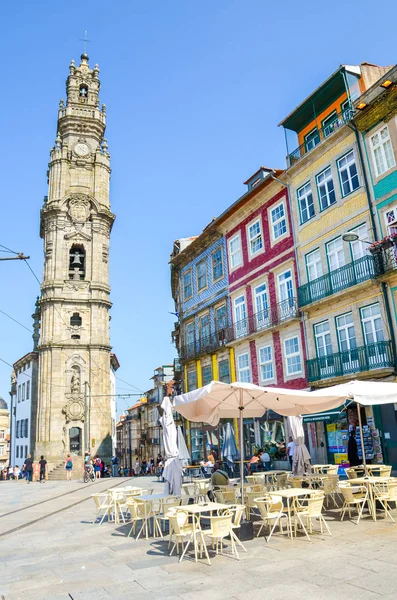 Oporto, Portugal - 31 de agosto de 2018: Famosa Iglesia Clerigos, Igreja e Torre dos Clerigos en portugués. Casas tradicionales con fachadas coloridas, calle con tiendas y restaurantes. Día soleado —  Fotos de Stock