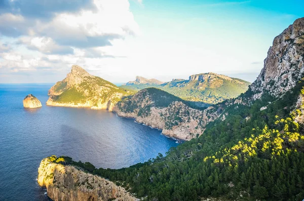 Πανέμορφη άποψη Mirador ES Colomer στην ισπανική Μαγιόρκα, Βαλεαρίδες Νήσοι φωτογραφήθηκε σε μια ηλιόλουστη μέρα του χειμώνα. Βράχια και Μεσόγειο θάλασσα. Σχηματισμός βράχων, πράσινα δέντρα. Υπέροχη θέα — Φωτογραφία Αρχείου