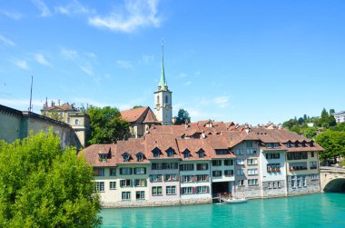 Baskın Nydegg Kilisesi ve turkuaz Aare Nehri boyunca bulunan tarihi merkezi ile İsviçre'nin başkenti Bern güzel şehir manzarası. Yaz sezonunda fotoğraflandı. Turistik. İsviçre şehirleri