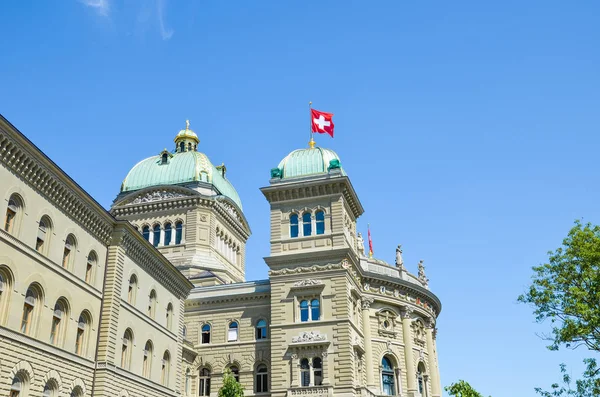 Bern, İsviçre'deki Parlamento Binası. İsviçre Parlamentosu'nun merkezi. İsviçre federal hükümet merkezi. Ulusal Konsey ve Devletler Konseyi orada düzenli oturumlar için toplanıyor