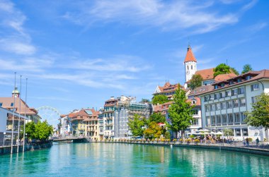 Thun, İsviçre - 8 Ağustos 2019: Tarihi şehir Thun'un güzel şehir manzarası. İsviçre Alpleri'ne çok uzak olmayan Bern'de yer almaktadır. Şehrin hakim ünlü kale. Turkuaz Aare nehri