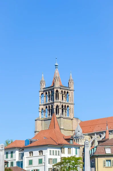 De toren van de kathedraal van de Notre Dame in Lausanne, Zwitserland. Het ligt in Canton Vaud. Het behoort tot de evangelische hervormde kerk. Religieuze gebouwen. Religie. Gotische architectuur — Stockfoto