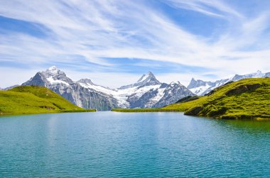 İsviçre Alpleri'nde Güzel Bachalpsee ünlü dağ zirveleri Eiger, Jungfrau ve Monch ile fotoğraflandı. Göl ve Alp manzarası. Yaz sonunda İsviçre. Karla kaplı dağlar, dağ sırası