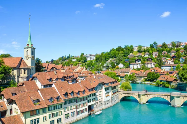 Bern, İsviçre'nin başkenti, baskın Nydegg Kilisesi ve turkuaz Aare Nehri boyunca bulunan tarihi merkezi ile. Aare köprüsü. Turistik yer, yerel cazibe. İsviçre şehri