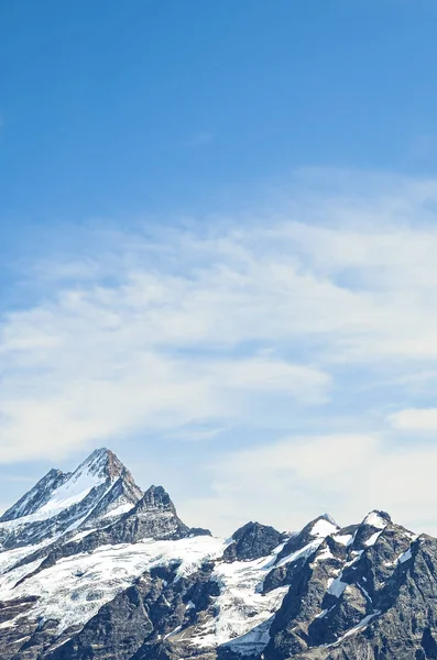Mavi gökyüzü ve ışık bulutları ile Alp dağ zirveleri. Dağ tırmanışı, dağlar. Kopya alanı, metin için bir yer. Motivasyonel arka plan. Sıkı çalışma. Kişisel gelişim. Konsepti keşfedin