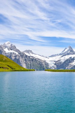 İsviçre Alpleri Grindelwald yakınlarındaki inanılmaz Bachalpsee dikey resim ünlü dağ zirveleri Eiger, Jungfrau ve Monch ile fotoğraflandı. Alp gölü, manzara. İsviçre, karla kaplı dağlar